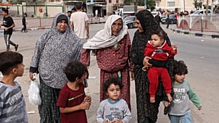 عائلة فلسطينية نازحة من شمال غزة تصل إلى خان يونس في جنوب القطاع