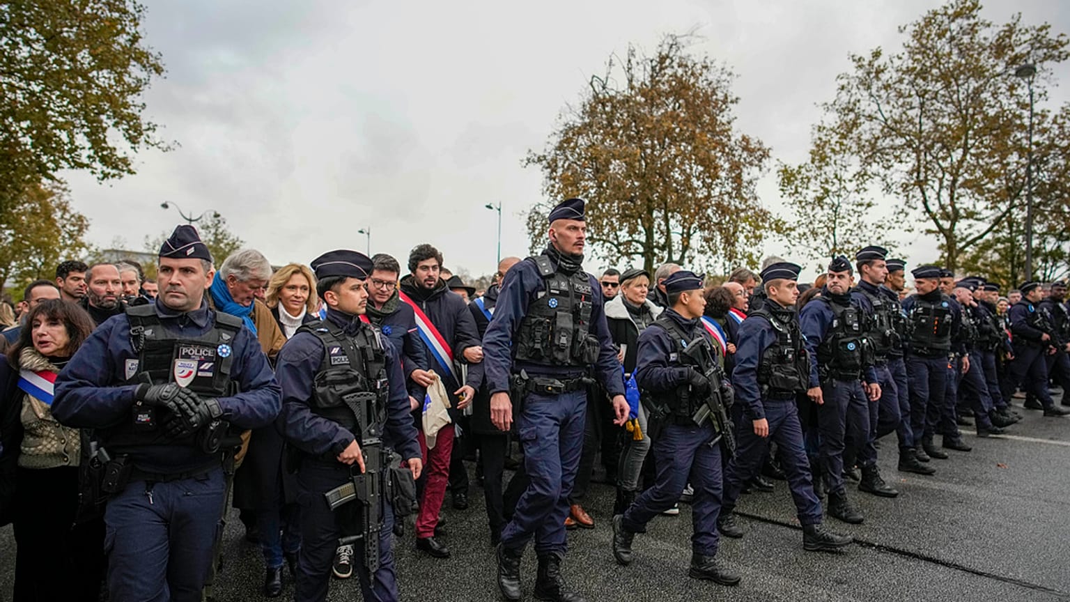 Fransa'nın başkenti Paris'te 'Antisemitizme Karşı Yürüyüş' gerçekleştirildi