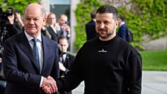 Almanya Başbakanı Olaf Scholz (sol), Ukrayna Devlet Başkanı Vladimir Zelenskiy