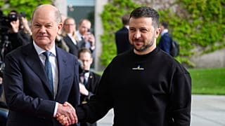 Almanya Başbakanı Olaf Scholz (sol), Ukrayna Devlet Başkanı Vladimir Zelenskiy