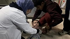 Un médecin examine un enfant palestinien de la famille Baraka amené à l'hôpital Nasser de Khan Younès, suite aux frappes aériennes israéliennes, 13/11/2023