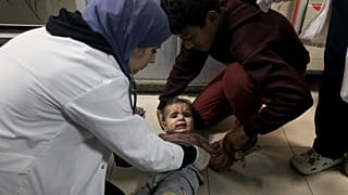 Un médecin examine un enfant palestinien de la famille Baraka amené à l'hôpital Nasser de Khan Younès, suite aux frappes aériennes israéliennes, 13/11/2023