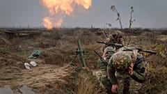 Des soldats de la Garde nationale ukrainienne s'entraînant au combat sur un terrain d'entraînement militaire dans le nord de l'Ukraine, 8/11/2023