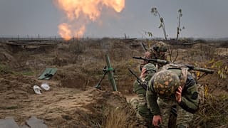 Des soldats de la Garde nationale ukrainienne s'entraînant au combat sur un terrain d'entraînement militaire dans le nord de l'Ukraine, 8/11/2023
