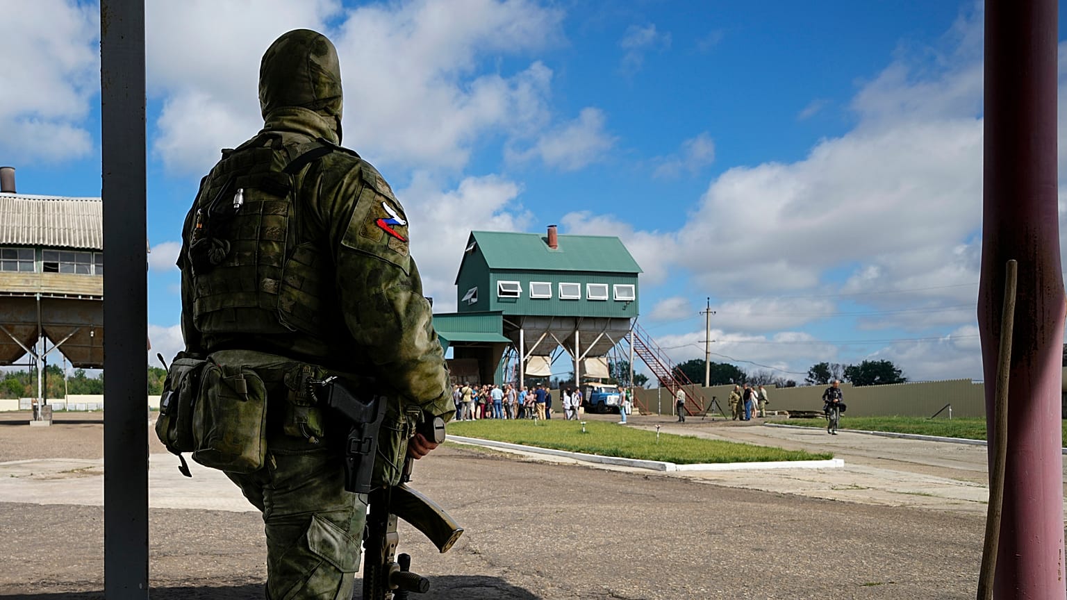 Soldado russo vigia uma zona na cidade ucraniana ocupada de Starobilsk em julho de 2022