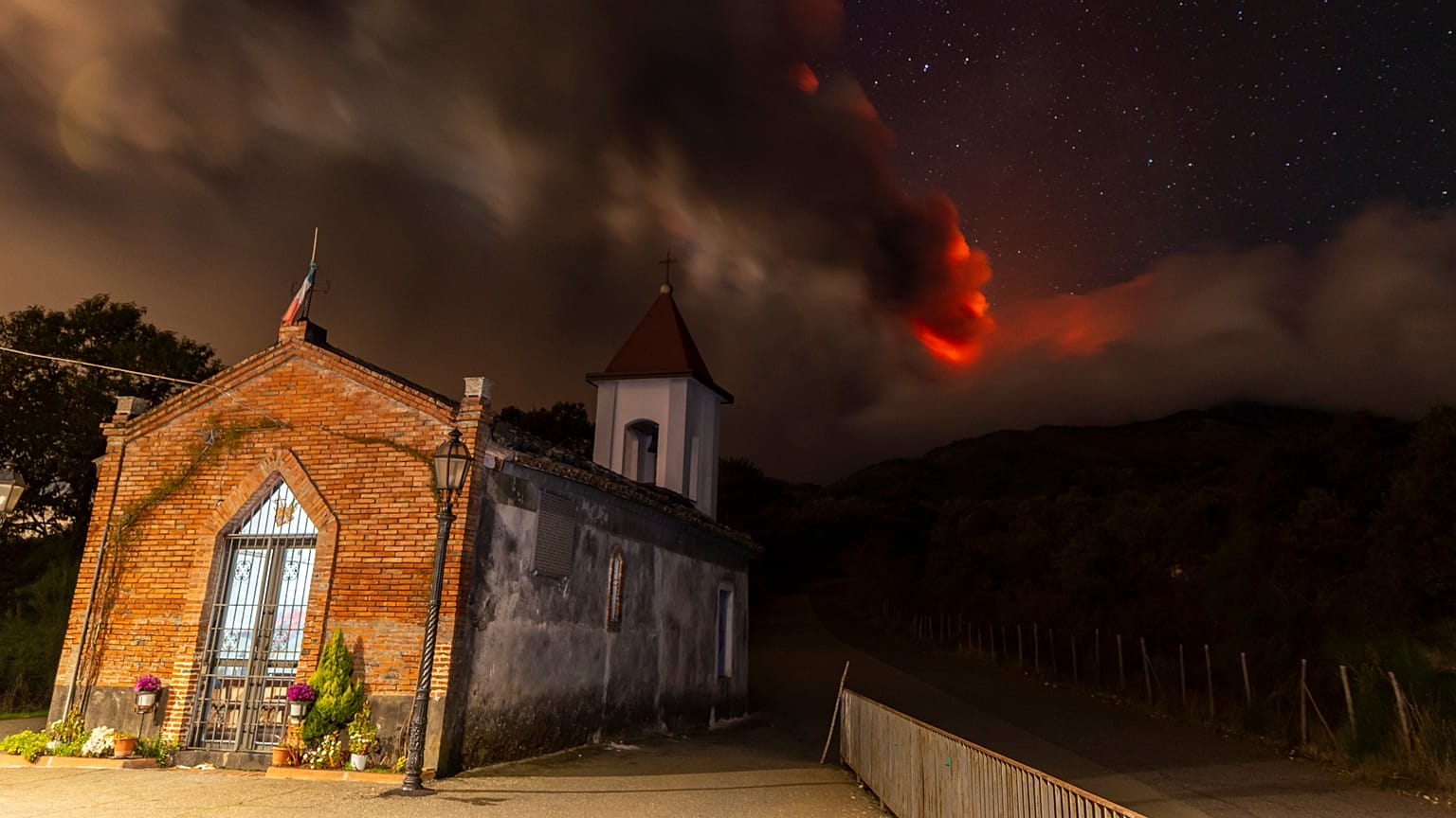 A atual erupação no Etna vista de Sant'Alfio, a leste da montanha