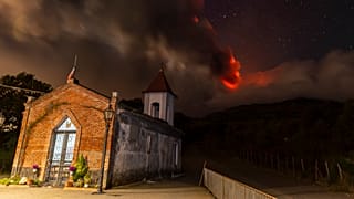 A atual erupação no Etna vista de Sant'Alfio, a leste da montanha