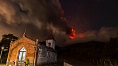 L'eruzione dell'Etna, vista dalla chiesa Magazzeni vicino al villaggio di Sant'Alfio, a nord di Catania, Sicilia