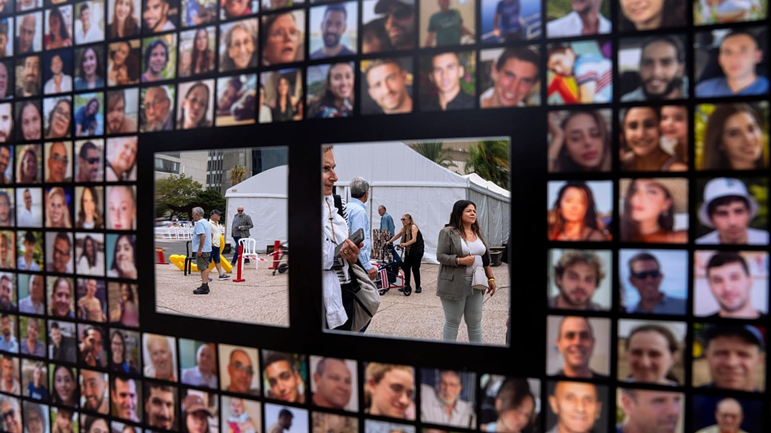 Cartel con fotografías de rehenes secuestrados por militantes de Hamás en Tel Aviv, 12 de noviembre de 2023