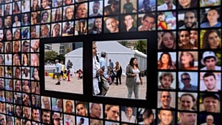 Cartel con fotografías de rehenes secuestrados por militantes de Hamás en Tel Aviv, 12 de noviembre de 2023