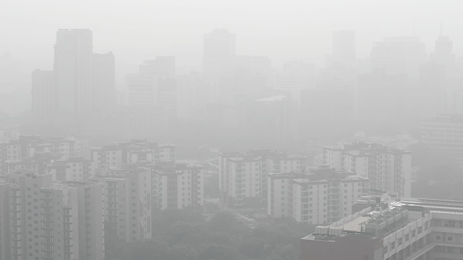 Sűrű szmog lepi el Újdelhi belvárosát 2023. november 7-én.