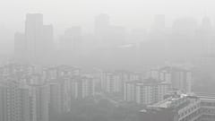 Sűrű szmog lepi el Újdelhi belvárosát 2023. november 7-én.