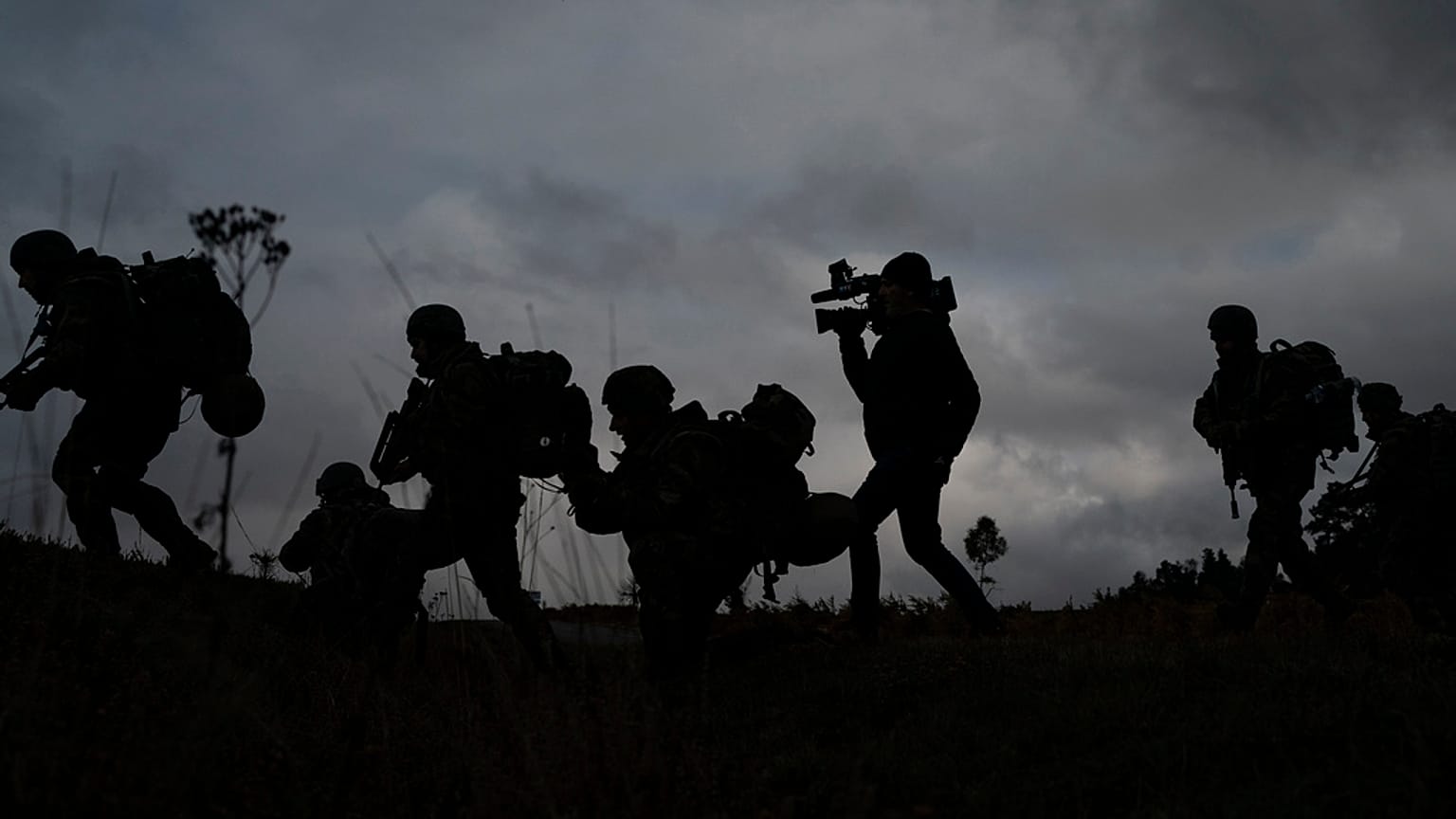 A journalist runs with Ukrainian infantrymen during a training with French soldiers, in France, Tuesday, Nov. 7, 2023.