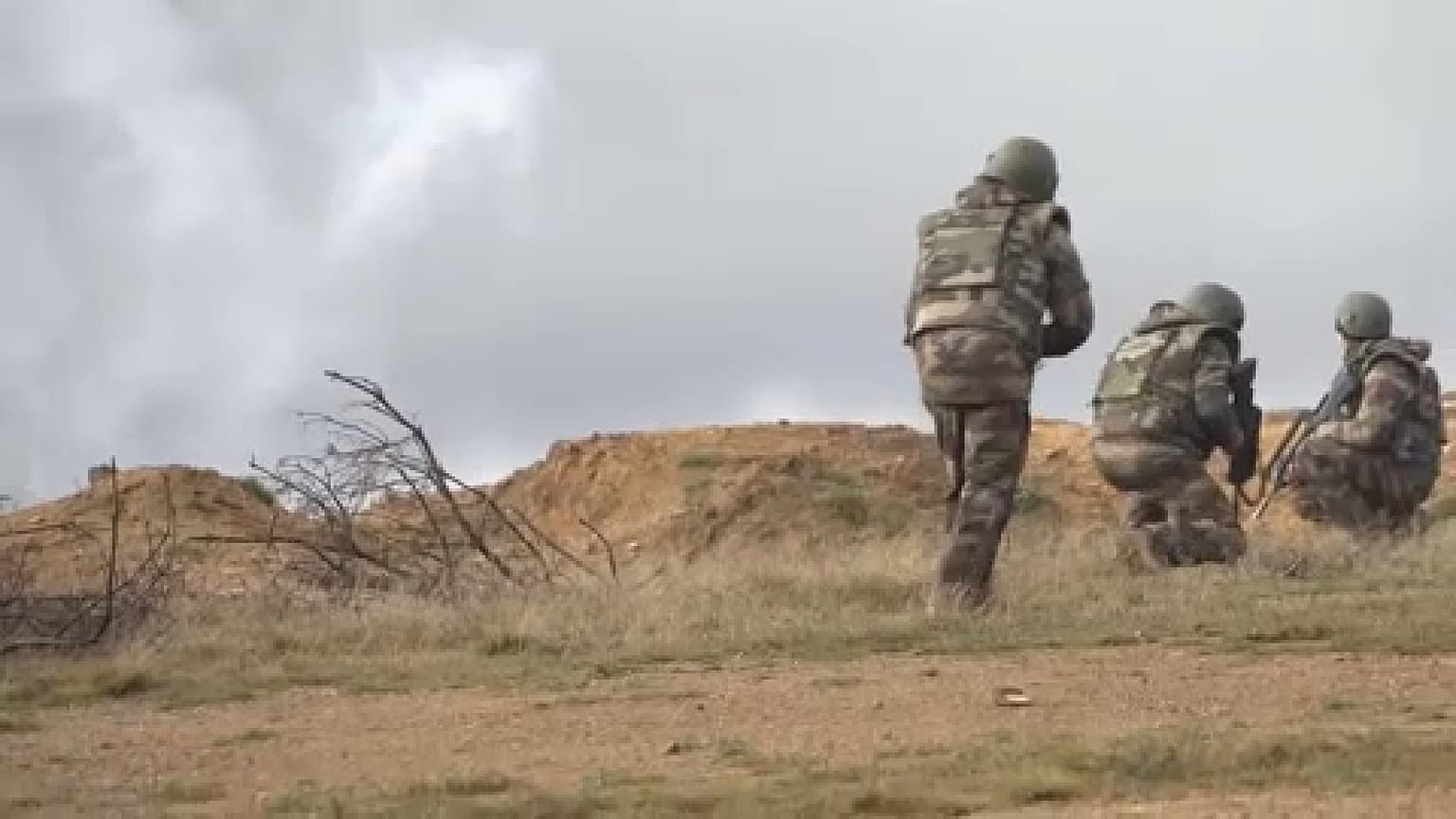 Jeunes recrues, ces soldats n'en sont pas moins âgés de 40 à 50 ans. Toutes les générations sont mobilisées pour assurer la défense du pays