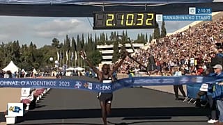 Queniano Felix Kirpchirchir corta a meta com novo recorde na maratona de Atenas