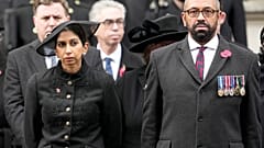 Suella Braverman, al lado de su sustituto, James Cleverly, durante las conmemoraciones del 'Remembrance Day', ayer domingo