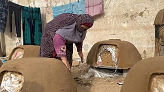 أفران من الطين في غزة لصنع الخبر مع شح الوقود جراء الحرب التي تشنها إسرائيل على القطاع المحاصر