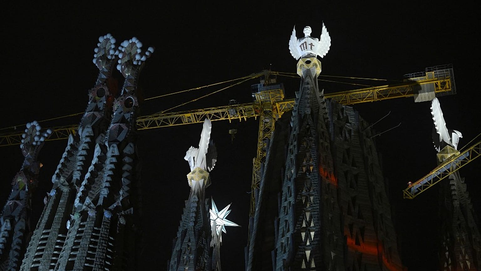 Les pinacles des quatre tours de la basilique de la Sagrada Familia représentant les évangélistes Matthieu, Marc, Jean et Luc illuminés pour la première fois, 12/11/2023