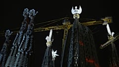 Les pinacles des quatre tours de la basilique de la Sagrada Familia représentant les évangélistes Matthieu, Marc, Jean et Luc illuminés pour la première fois, 12/11/2023