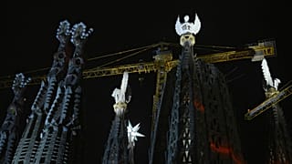 Les pinacles des quatre tours de la basilique de la Sagrada Familia représentant les évangélistes Matthieu, Marc, Jean et Luc illuminés pour la première fois, 12/11/2023
