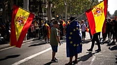 Demonstranten halten spanische Flaggen, bevor sie an einem von der Sociedad Civil Catalana organisierten Protest in Barcelona, Spanien, am Sonntag, 8\. Oktober 2023, teilnehmen.