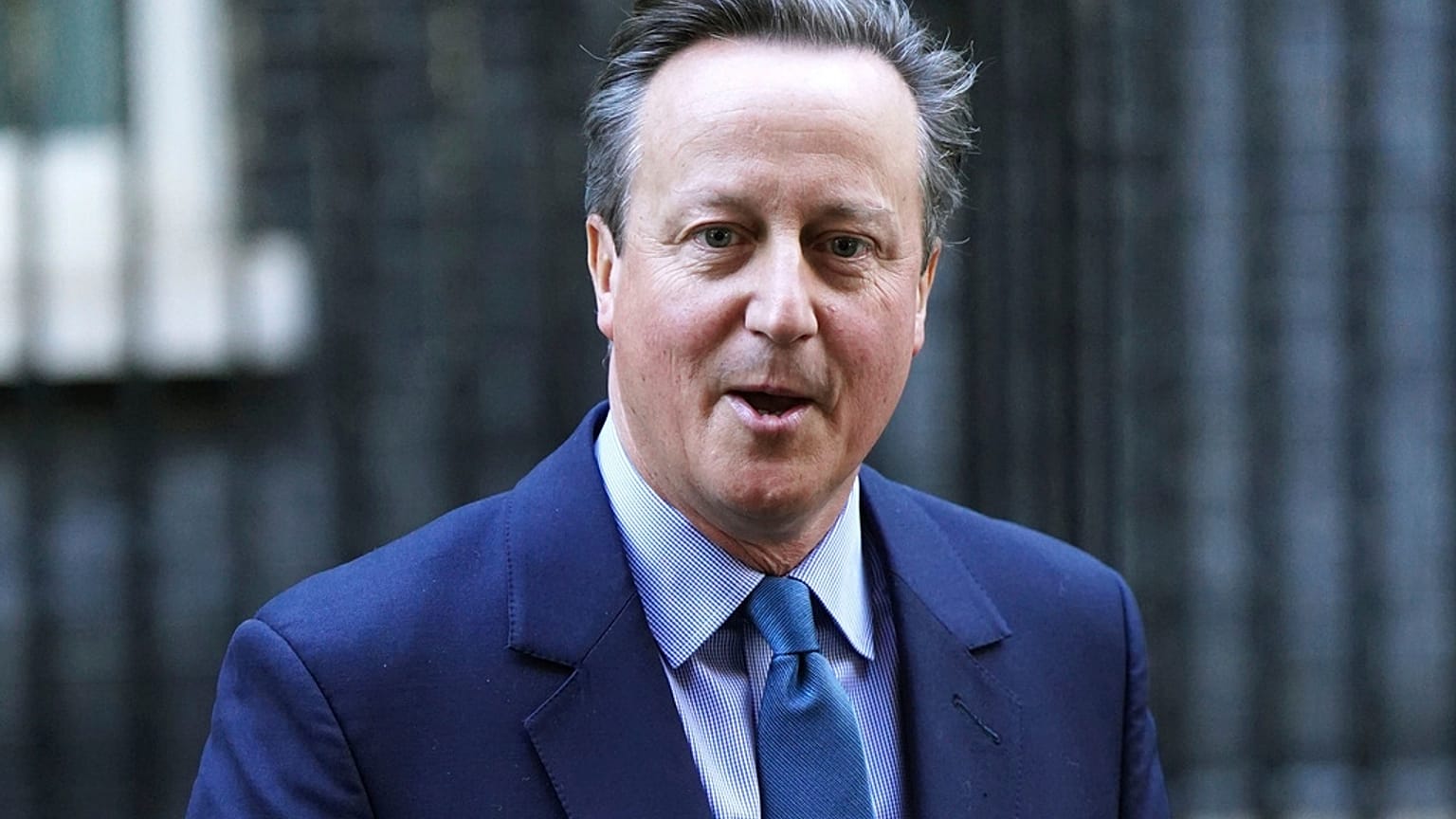 İngiltere'de eski Başbakanı David Cameron Dışişleri Bakanı olarak atandı