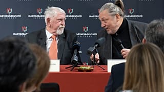 Kásler Miklós, a Magyarságkutató Intézet főigazgatója, tiszteletbeli elnöke (b) és Vidnyánszky Attila, a Nemzeti Színház vezérigazgatója 