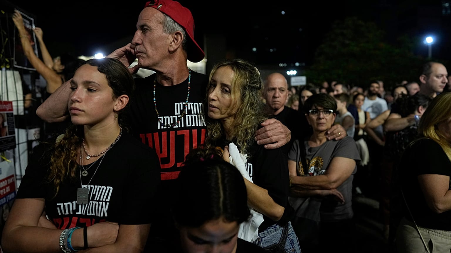 Manifestanti e familiari degli ostaggi a Tel Aviv