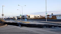 Risse im Straßenbelag in Grindavik, Island. 