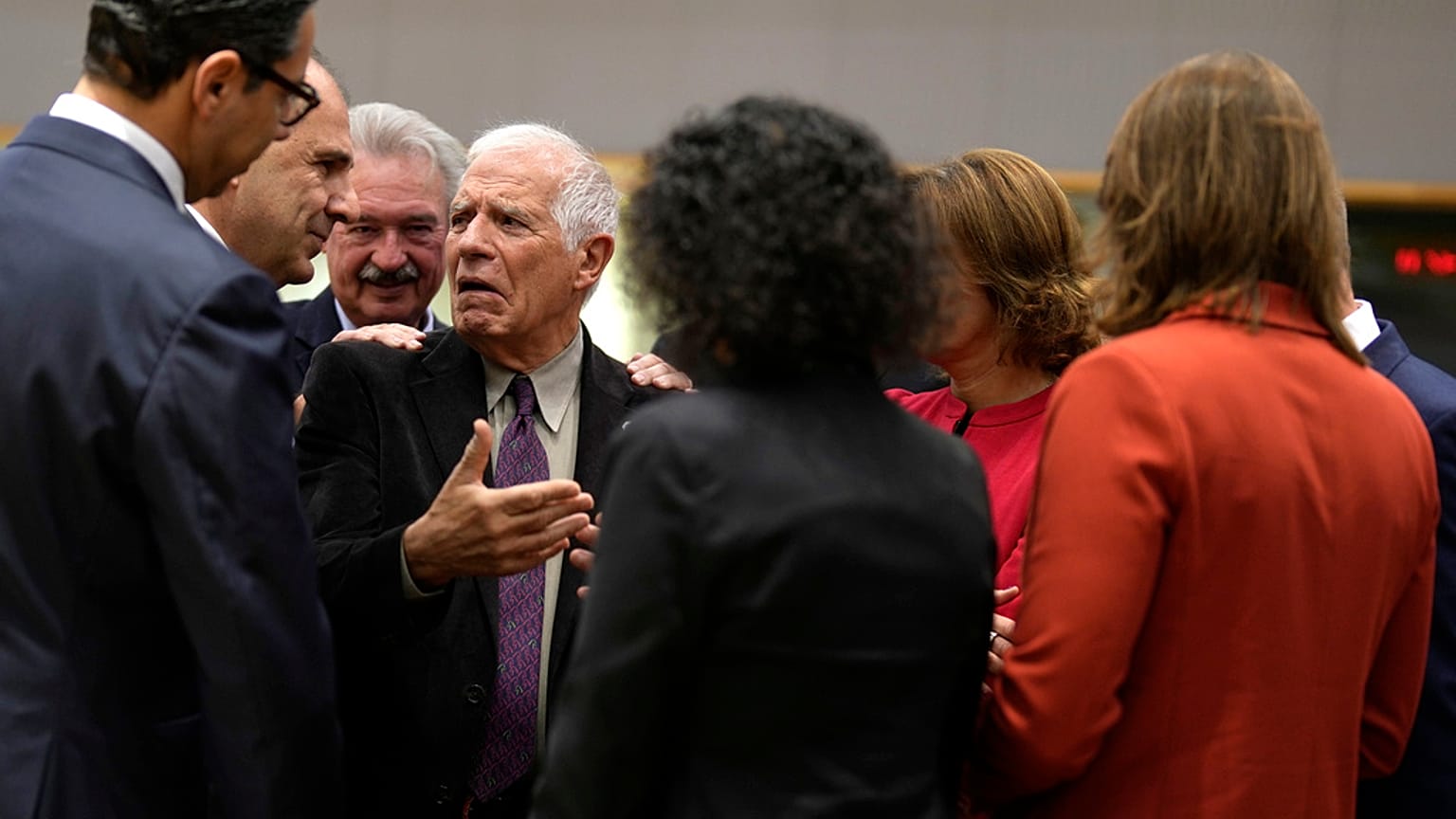 AB Dış İlişkiler ve Güvenlik Politikası Yüksek Temsilcisi Josep Borrell (ortada), birlik üyesi ülkelerin dışişleri bakanlarıyla birlikte