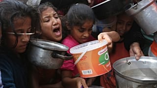 فتيات فلسطينيات في رفح يكافحن في طابور للطعام للحصول على بعض من الغذاء