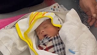 طفل رضيع في مدرسة من المدارس التي تحولت إلى ملجإ في رفح في قطاع غزة. 2023/11/12
