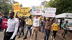A műanyagszennyezés ellen tüntetők Kenyában - képünk illusztráció