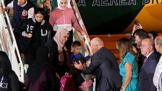 الرئيس البرازيلي لويس إيناسيو لولا دا سيلفا، يستقبل مواطنين برازيليين كانوا في غزة إلى القاعدة الجوية في برازيليا، البرازيل.