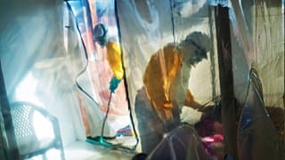 Ebola ile mücadele kapsamında Kongo'da görev yapan DSÖ personeli 