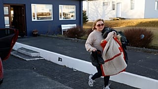 Трещина на дороге от подземных толчков в Гриндавике