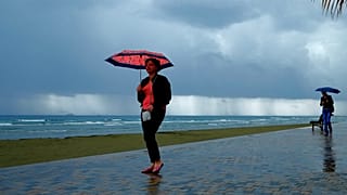 Κακοκαιρία στην Κύπρο - Γυναίκα με ομπρέλα στη Λάρνακα