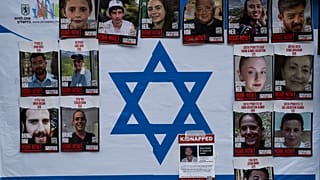 صور للرهائن الإسرائيليين الذين تم اختطافهم ملصقة على العلم الإسرائيلي في القدس.