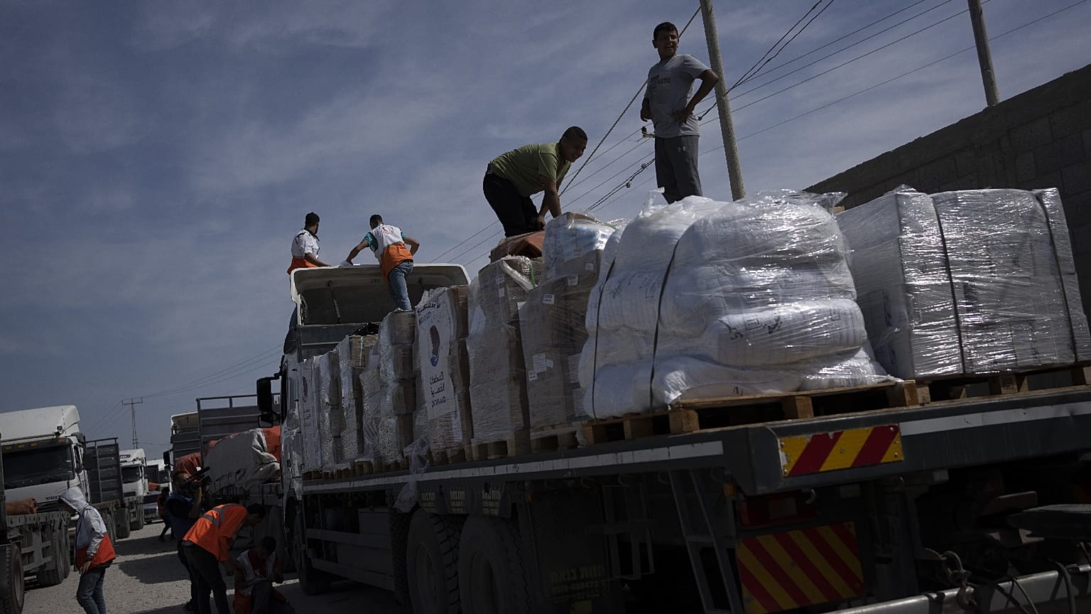 Des camions transportant de l'aide humanitaire pour la bande de Gaza entrent d'Égypte à Rafah le 21 octobre 2023.