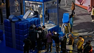 Vásárlók állnak sorba Pekingben