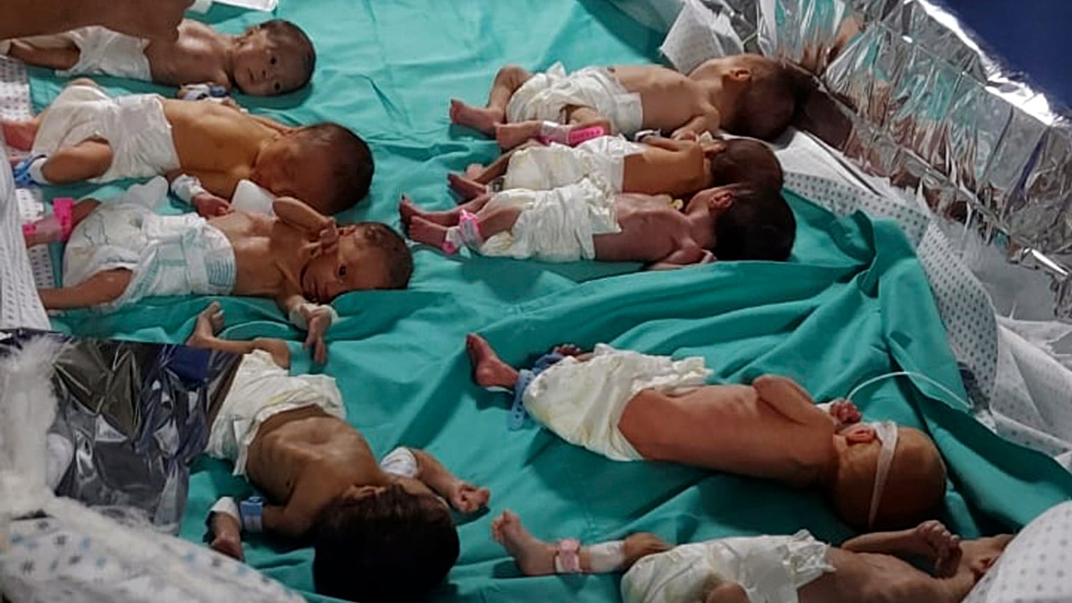 Gazze'deki Şifa Hastanesi'nde yakıt olmaması nedeniyle özel küvözlere alınamayan prematüre bebekler