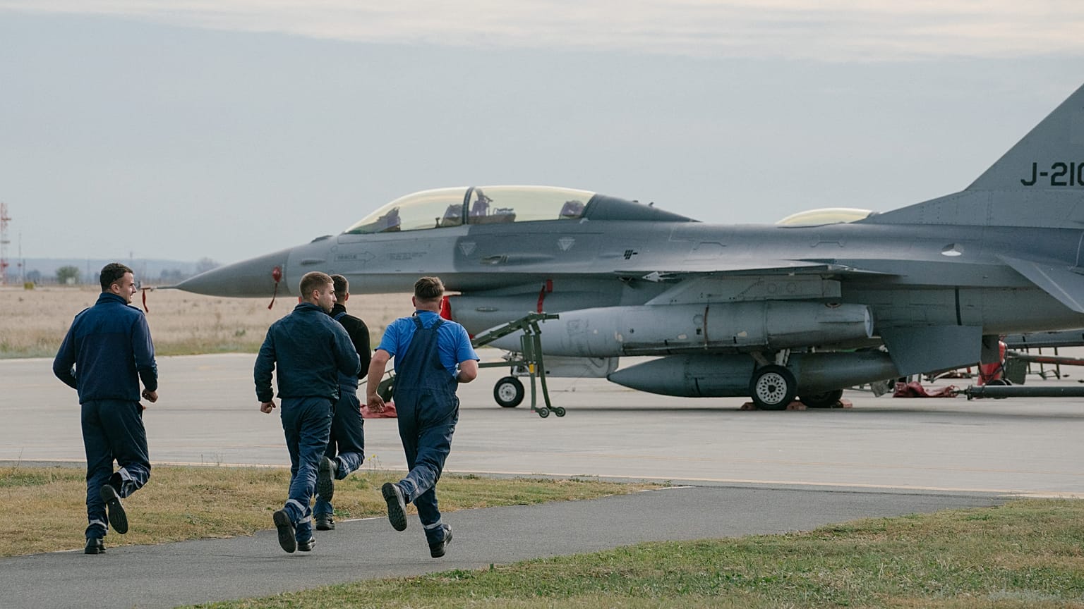Un caccia F-16 in pista