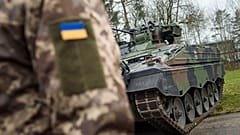 Ukrán katona német harckocsival