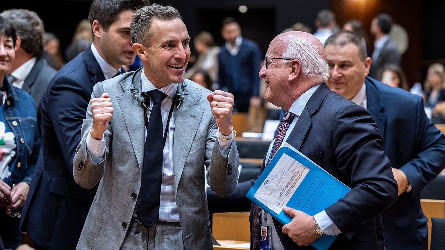 Il relatore Javier Zarzalejos (a sinistra) dopo il voto della LIBE sulla definizione di norme per prevenire e combattere gli abusi sessuali sui minori