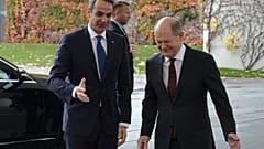 Ο Καγκελάριος Όλαφ Σολτς καλωσορίζει τον Έλληνα πρωθυπουργό Κυριάκο Μητσοτάκη στο Βερολίνο