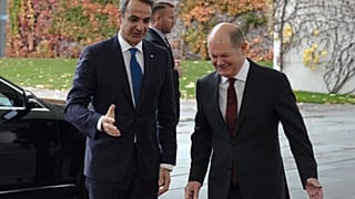 Ο Καγκελάριος Όλαφ Σολτς καλωσορίζει τον Έλληνα πρωθυπουργό Κυριάκο Μητσοτάκη στο Βερολίνο