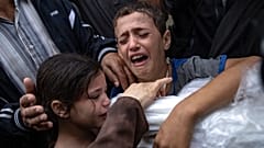 Los palestinos lloran a sus familiares muertos tras un bombardeo israelí de la Franja de Gaza, en el hospital de Khan Younis, el martes 14 de noviembre de 2023.