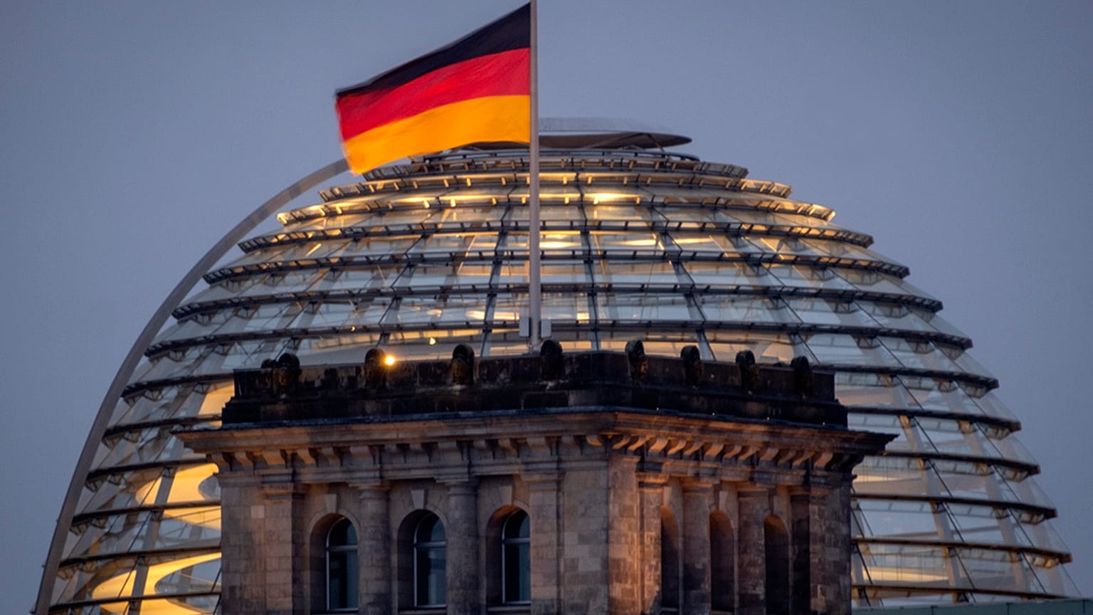 La bandera alemana en lo alto del edificio del Reichtstag en Berlín, Alemania. 31 de agosto de 2023\. 