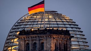 La bandera alemana en lo alto del edificio del Reichtstag en Berlín, Alemania. 31 de agosto de 2023\. 
