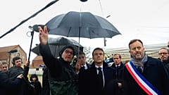 Президент Франции Эммануэль Макрон в пострадавшем от урагана Па-де-Кале